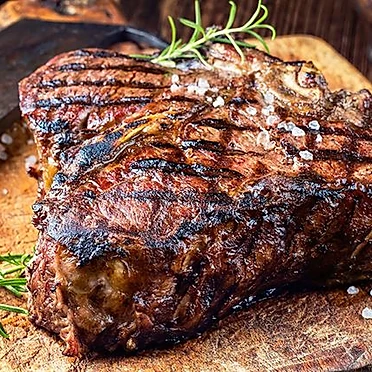 Entrecote di angus con patatine fritte dippers in griglia rovente
